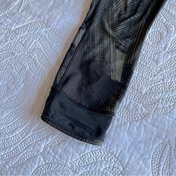 Lululemon - Fresh Mesh Run Crop - Wind Chill Fatigue Green Black - Picture 11 of 14